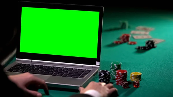 Man Spelar Poker Online Laptop Satsa Spelsajter Grön Skärm — Stockfoto