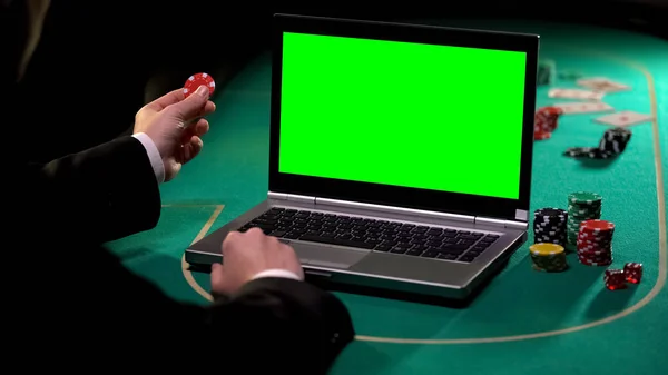Mann Mit Glücksspielchip Und Wetten Auf Glücksspieldienste Auf Laptop Grünem — Stockfoto