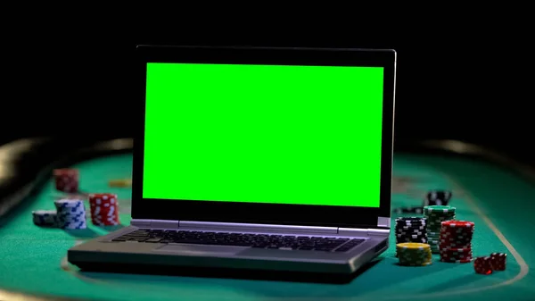 Laptop Mit Grünem Bildschirm Pokertisch Chips Und Würfel Herum Werbung — Stockfoto