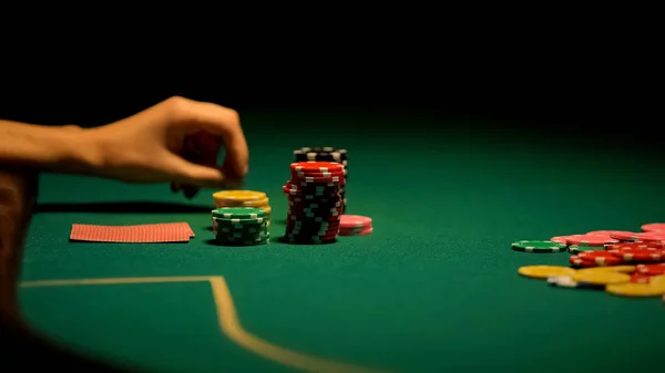 Mano Femenina Jugando Póquer Adicción Juego Principiante Casino Fortuna — Foto de Stock