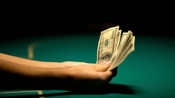 Ευτυχισμένος Τζογαδόρος Καταμέτρηση Χρήματα Στο Πράσινο Τραπέζι Τυχερό Στοίχημα Πόκερ — Φωτογραφία Αρχείου