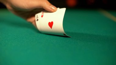 Poker oyuncusu bahis yapmak için kartları niçin kontrol eder, as çifti, servet