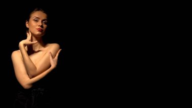Kamera, eskort servisi, için poz siyah elbiseli seksi kadın