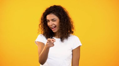 Neşeli Afrikalı-Amerikalı bin yıllık flört hey jest, kameraya, işaret