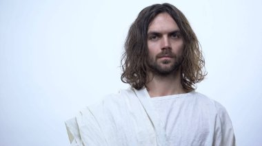 Tür İsa beyaz arka plan, tanrıya inanç, din karşı kameraya bakıyor