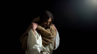 Karanlık, manevi itiraf ayakta alçaltılmış kafası ile İncil peygamber