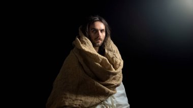 Cüppe içinde Aziz adam kameraya bakıyor, erdemli Hıristiyan hayatı, Tanrı'ya inanç