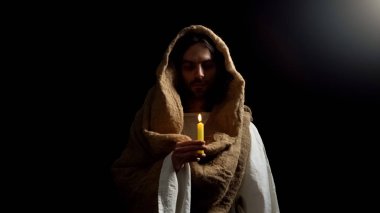 Aziz adam mum tutan, insanlar için dua expiation, inanç ve iyilik