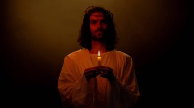 Tanrı karanlıkta mum tutarak dua, günahların expiation, kurtuluş ima