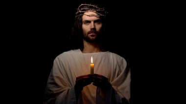 Mum tutan dikenler taç aziz ve kamera Hıristiyan din arıyor