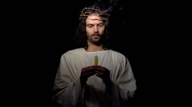 İsa Mesih üfleme mum tutarak, insanlar için dua günahları expiation, kurtuluş