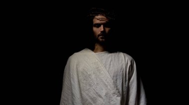 Dikenlerin tacı nda Hıristiyan Tanrı karanlıkta ağlıyor, insanlar için acı çekiyor