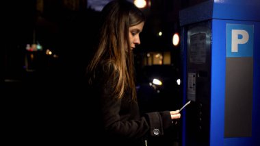 Bayan gece park ödeme makinesinden bilet satın alma, suç riski, tehlike