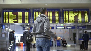 Erkek yolcu uçuş seyir gelmesi ve Havaalanı Kalkış bilgileri