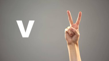 İşaret dilinde V harfi, arka planda, iletişim için sağır, ders ver.