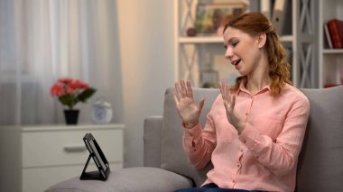 Bayan tablet üzerinden arkadaşı ile asl jestleri ile iletişim, sağır için dil