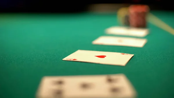 Tarjetas Que Yacen Mesa Verde Corazones Juegos Casino Póquer Blackjack — Foto de Stock