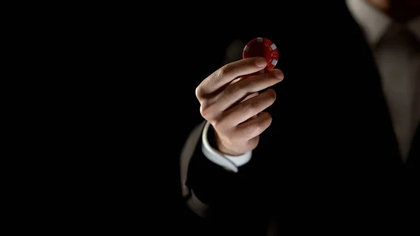 スーツを着た男がチップを持ち カジノ広告でポーカーゲーム ギャンブル依存症 — ストック写真