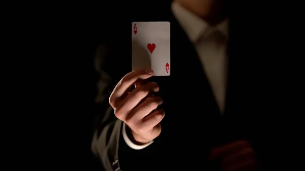 Illusionista Mostrando Cartão Coração Câmera Truque Magia Fundo Preto — Fotografia de Stock