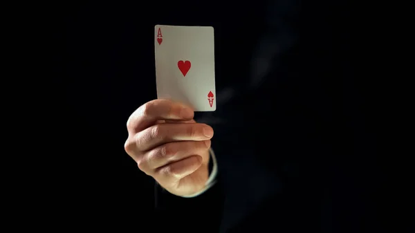 Joueur Poker Costume Montrant Coeur Dans Caméra Jeu Casino Luxe — Photo