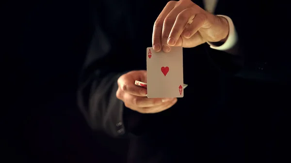 Illusionista Mostrando Asso Cuori Mani Macchina Fotografica Spettacolo Trucco Magia — Foto Stock