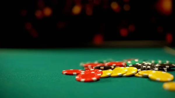 Poker Chips Liggen Groene Tafel Poker Blackjack Casino Games Wedden — Stockfoto