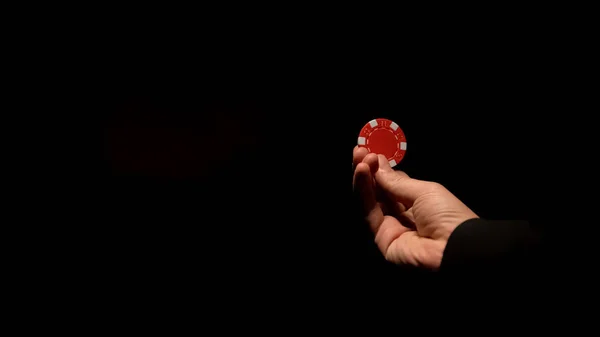 Férfi Gazdaság Casino Chip Hívogató Játékos Játék Elszigetelt Fekete Háttér — Stock Fotó