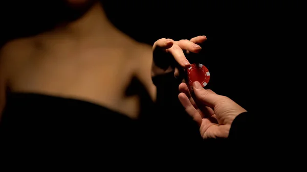 Homem Propondo Chip Poker Mulher Convidando Para Jogo Isolado Fundo — Fotografia de Stock