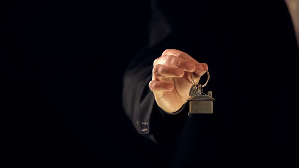 Мужчина Костюме Показывает Ключи Дома Камеру Мошенничество Недвижимостью — стоковое фото