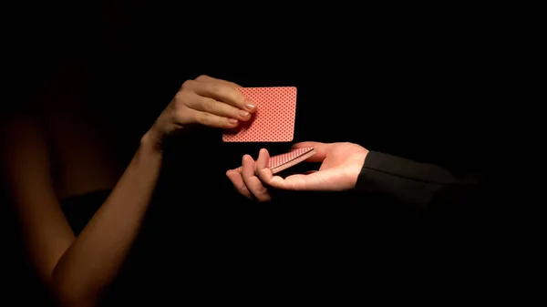Masculino Segurando Deck Mulher Escolhendo Cartão Show Ilusionista Truque Magia — Fotografia de Stock