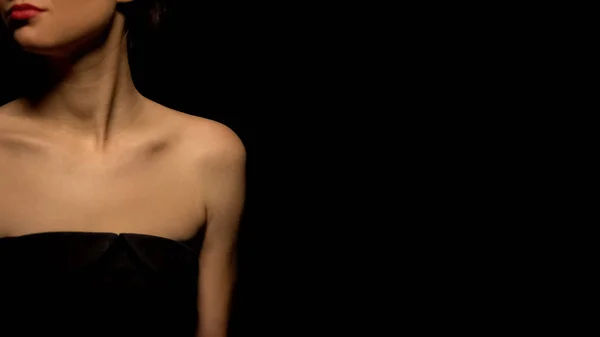 Kobieta Uwodzicielska Czarna Sukienka Stoi Czarnym Tle Prostytucja — Zdjęcie stockowe