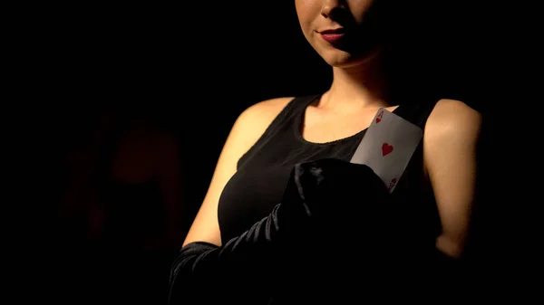 诱人的女性持有王牌的心卡 赌场广告 扑克游戏 — 图库照片