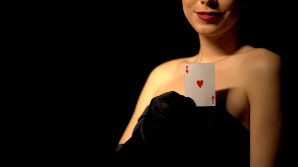 Signora Sorridente Mostrando Asso Cuori Macchina Fotografica Poker Blackjack Casinò — Foto Stock