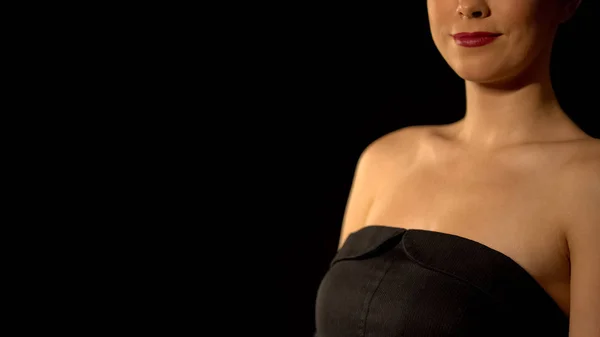 Femme Élégante Robe Noire Debout Sur Fond Noir Concept Beauté — Photo