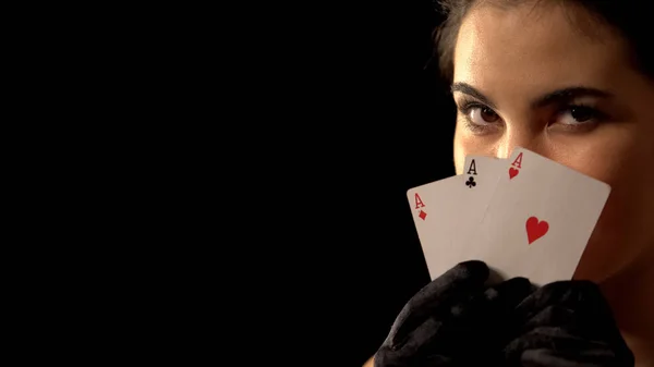 Флиртующая Женщина Прячется Тремя Тузами Выигрывает Комбинацию Покер Удачу — стоковое фото