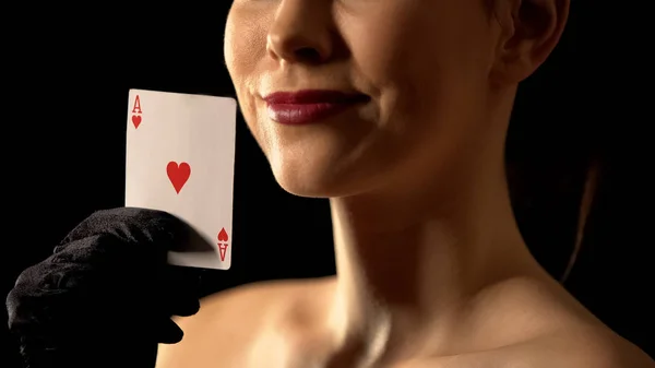 Элегантная Женщина Показывает Туз Сердец Знак Судьбы Азартная Зависимость Казино — стоковое фото