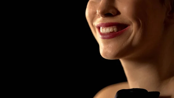Mujer Sonriente Con Diente Torcido Contra Fondo Negro Cuidado Dental — Foto de Stock