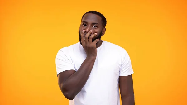 Geschokt Afrikaanse Man Bedekt Gezicht Met Hand Teleurstelling Gebaar Mislukking — Stockfoto