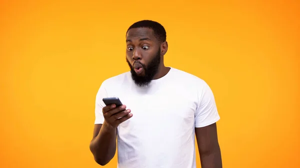 Здивований Афроамериканський Хлопець Дивлячись Екран Телефону Переможець Лотереї Додаток Ставок — стокове фото