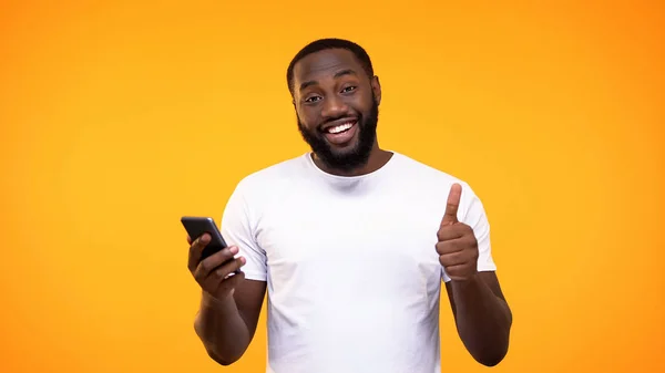 Hombre Negro Satisfecho Mostrando Pulgares Hacia Arriba Cámara Que Sostiene — Foto de Stock