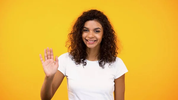 Amichevole Afro Americano Femminile Mostrando Palmo Agitando Mano Sulla Macchina — Foto Stock