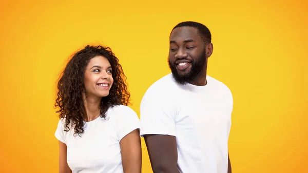 Szczęśliwa Para Flirty Uśmiechając Się Wzajemnie Żółtym Tle Znajomość — Zdjęcie stockowe