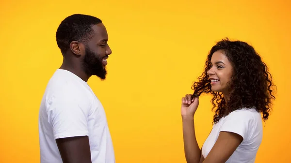 黒人男性といちゃつく遊び心のあるアフロアメリカ人女性 招待ロマンチックなデート — ストック写真