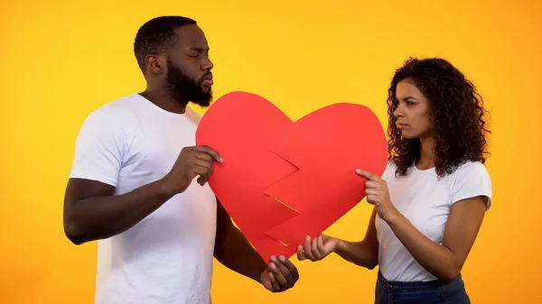Offended Boyfriend Girlfriend Holding Paper Heart Parts Relations Conflict — Stock Photo, Image