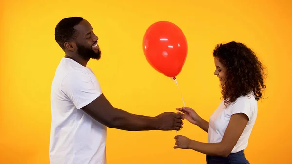 Mosolygó Afro Amerikai Ember Bemutató Léggömb Aranyos Születésnapi Ajándék Dátum — Stock Fotó