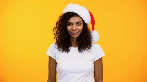 Mooie Zwarte Vrouw Santa Hat Uitziende Camera Heldere Achtergrond Partij — Stockfoto