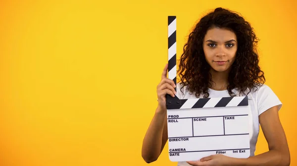 Mulher Afro Americana Bonita Segurando Prancha Palmas Filmagem Audição — Fotografia de Stock