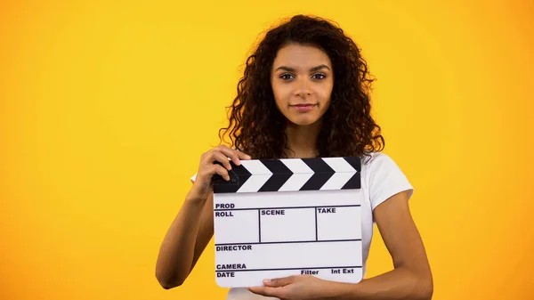 Mulher Negra Atraente Segurando Placa Aplauso Estúdio Cinema Teste Ator — Fotografia de Stock