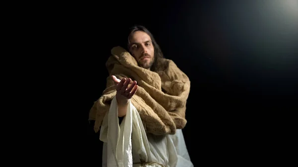 Ježíš Stojí Tmě Dává Pomocnou Ruku Apeluju Spiritualitu — Stock fotografie