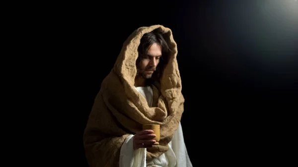 Ahşap Kupa Tutan Cüppe Üzgün Adam Dilenci Için Hıristiyan Yardım — Stok fotoğraf
